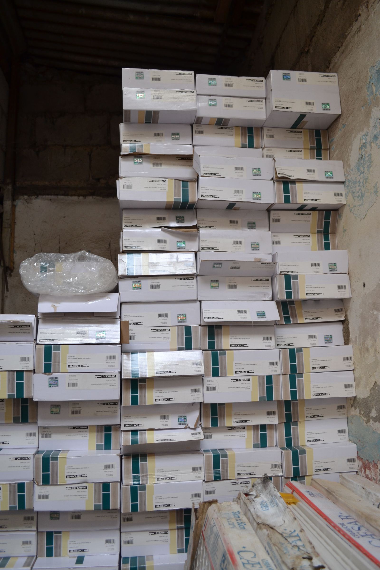 Carreaux céramique et lames stockés avant pose