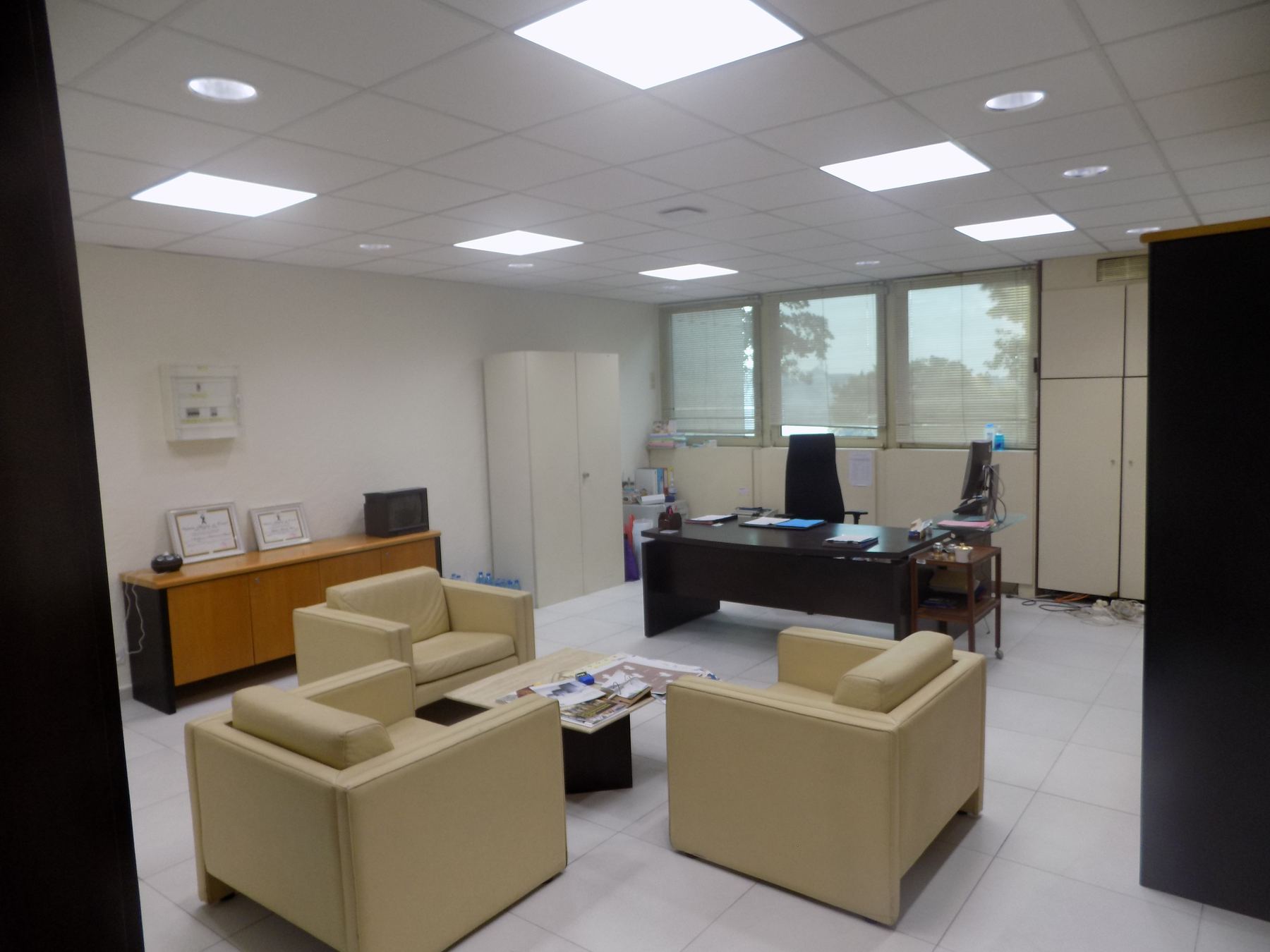 Aménagement de bureau avec menuiseries bois et aluminium