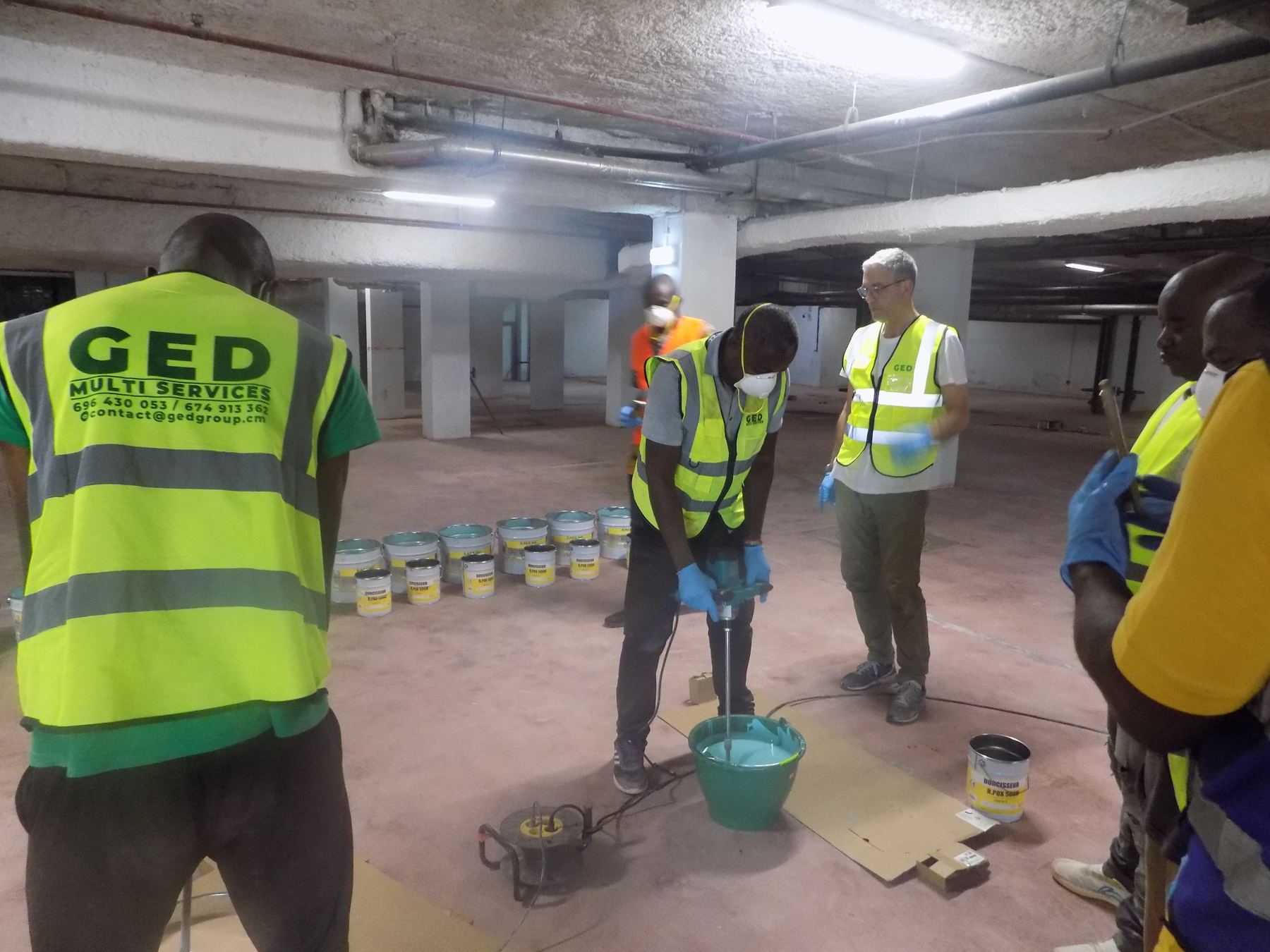 Équipe GED sur un chantier de revêtement de sol en résine